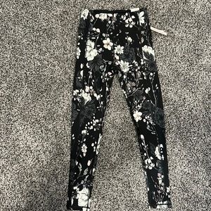 victoria’s secret black / flower pattern incredible high rise leggings